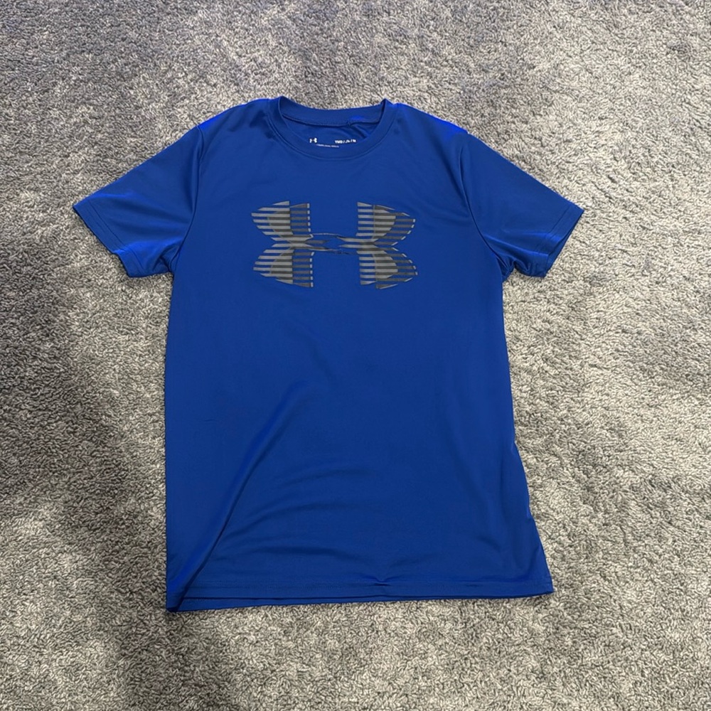 Boys Under Armour dry fit t-shirt blue size M